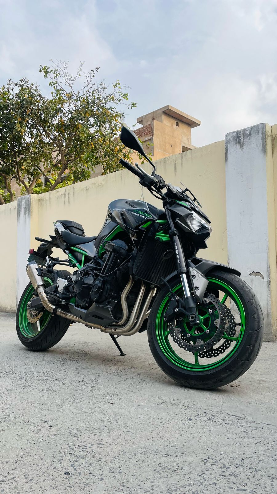 Kawasaki Z900 with AKRA exhaust